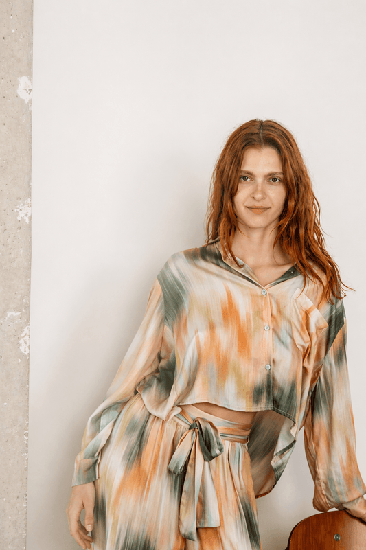 Model wearing a Printed Cropped Ecovero Viscose Oversized Shirt with a colorful print, showcasing a modern casual style.