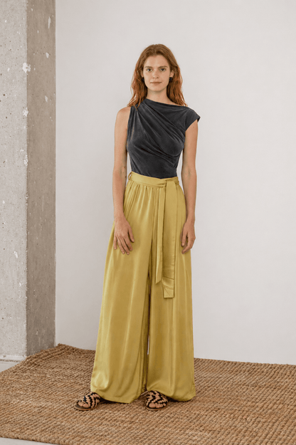 Wide Ecovero Trousers in Soft Olive paired with a stylish top, showcasing a relaxed oversized silhouette.