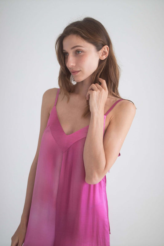 PRINT WIDE JUMPSUIT model in pink light fabric, showcasing adjustable shoulder straps and a flowy design.